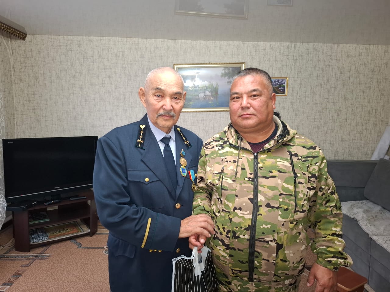Сотрудники ГНПП «Бурабай» поздравили ветеранов с Международным днем пожилых людей