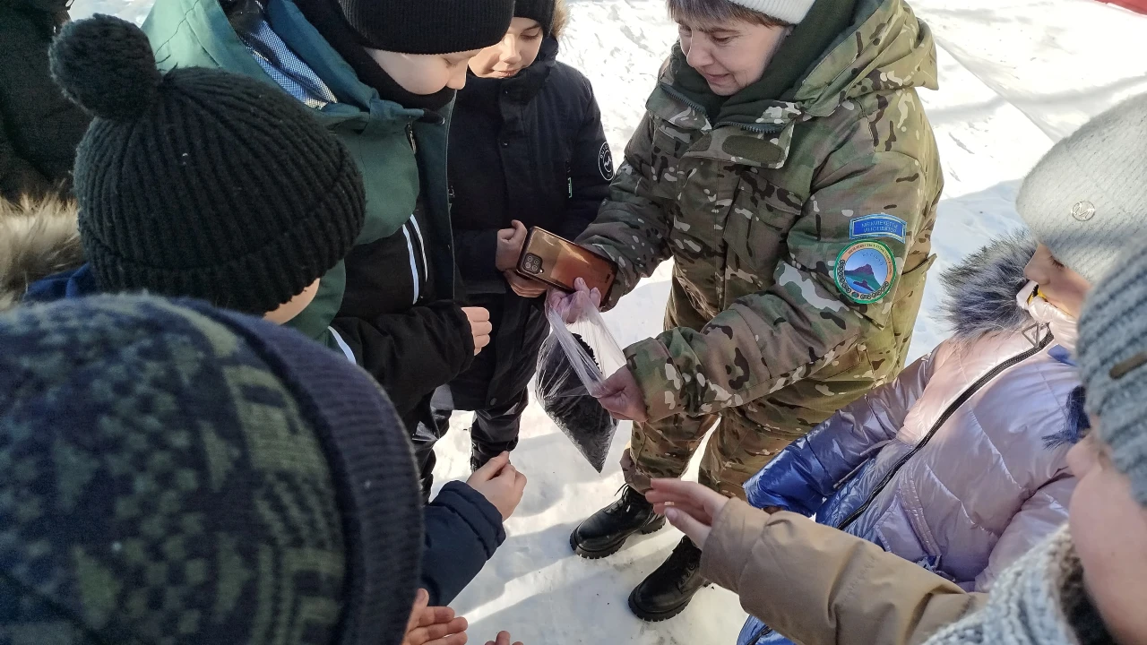 «Бурабай» ұлттық паркінде жыл сайынғы «Құстарды тамақтандыр»: қысқы акциясы өтіп жатыр 