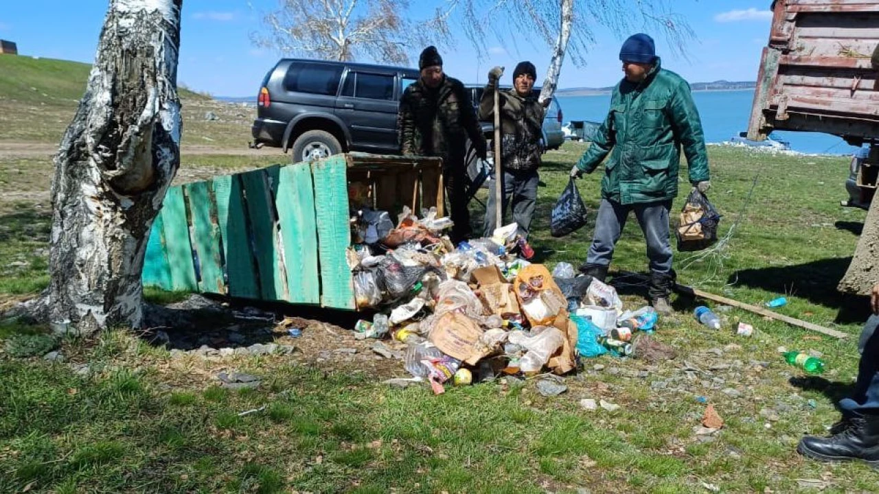 Инспекторский состав Темноборского лесничества ГНПП “Бурабай” провел очистку береговой зоны озера Жукей в рамках акции “Мөлдір бұлақ”. 